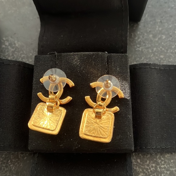 Chanel large crystal/rhinestone CC earrings - Picture 4 of 8